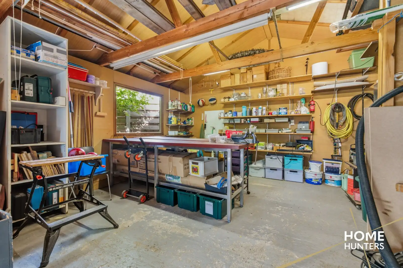 Veelzijdige woning met handelsruimte, 4 slaapkamers, grote garage en zonnige tuin op 497 m² foto 5
