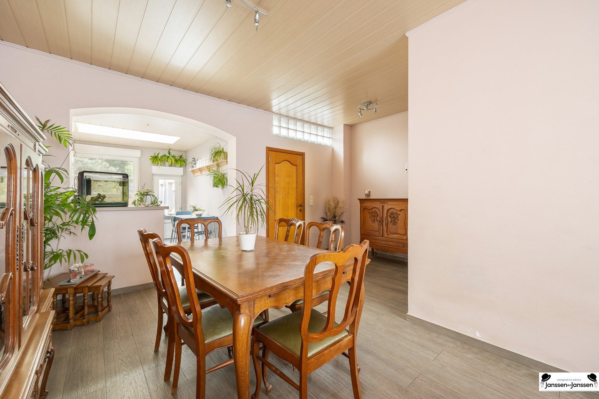 Charmante woning met 3 slaapkamers en gezellige tuin op toplocatie te Merksem foto 6