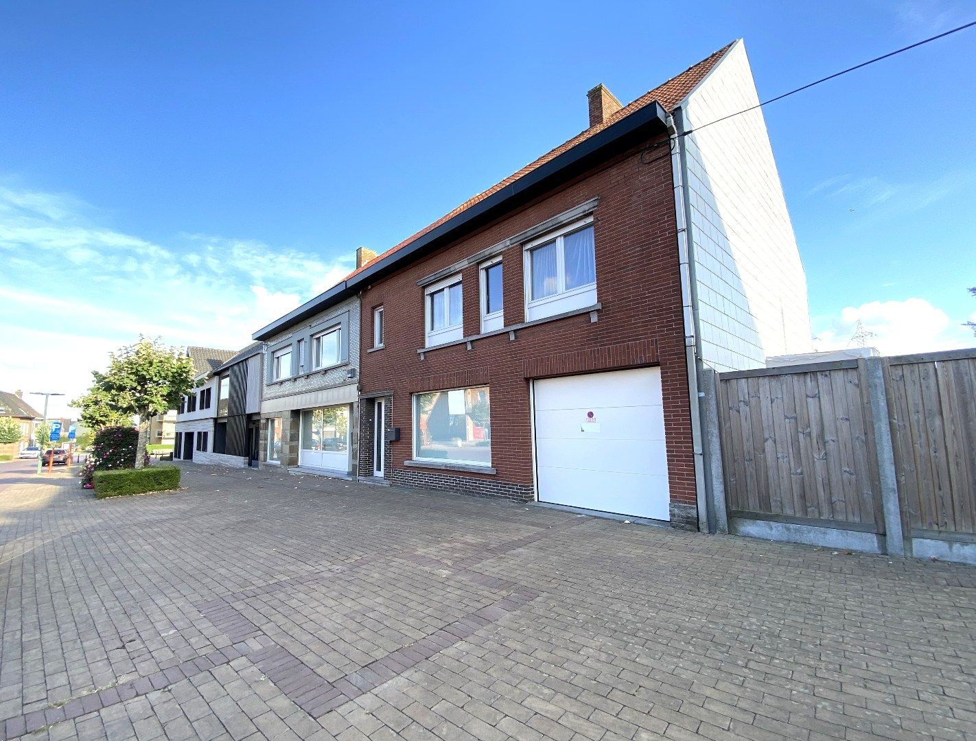 CENTRAAL GELEGEN GEZINSWONING MET 4 SLPKS IN HARTJE PITTEM! foto {{pictureIndex}}