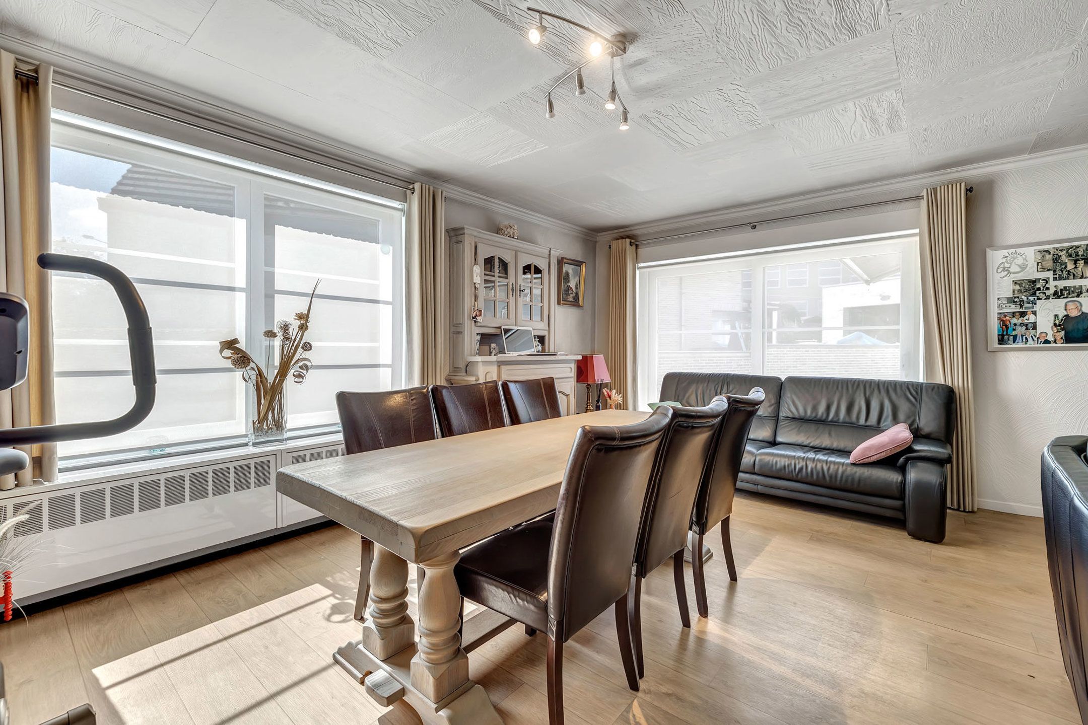 Ruime woning met praktijkruimte in rustige straat te Okegem foto 11