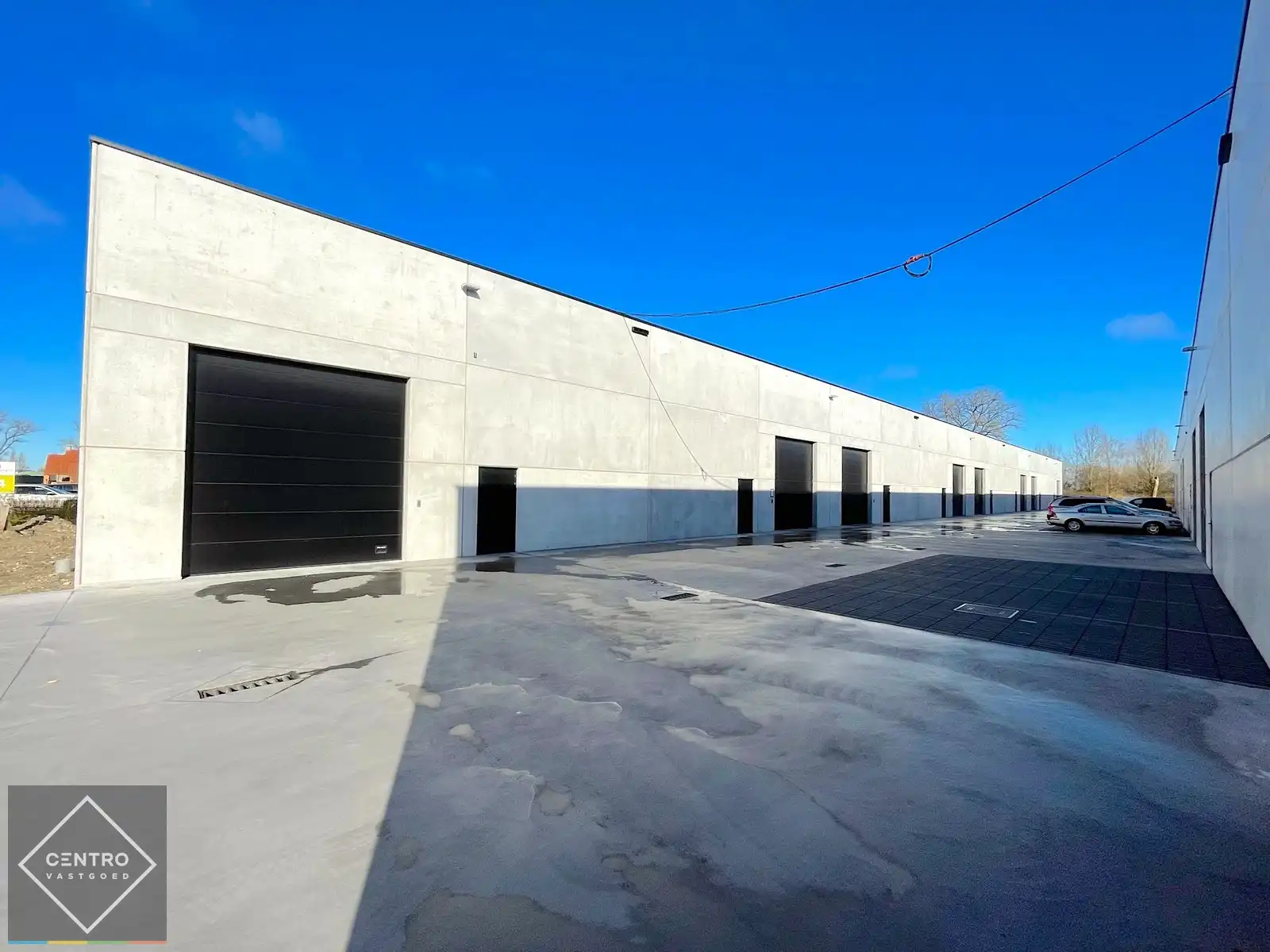 NB LOODS (221m2) voorzien van alle nutsen, vrije hoogte van 6,2m (tussenverdieping mogelijk) en een private PARKEERPLAATS op ambachtelijke zone te Brugge. foto 8