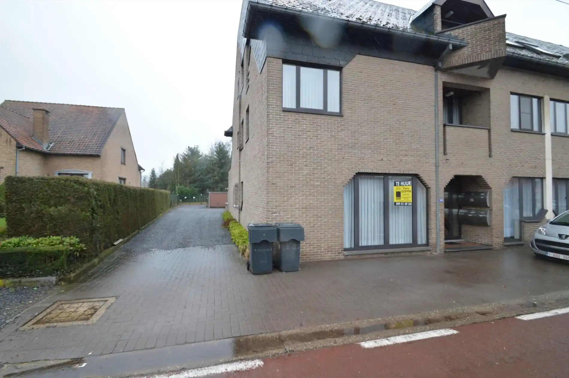 Degelijk en netjes gerenoveerd gelijkvloersappartement met 2 slaapkamers, terras en garage foto 2