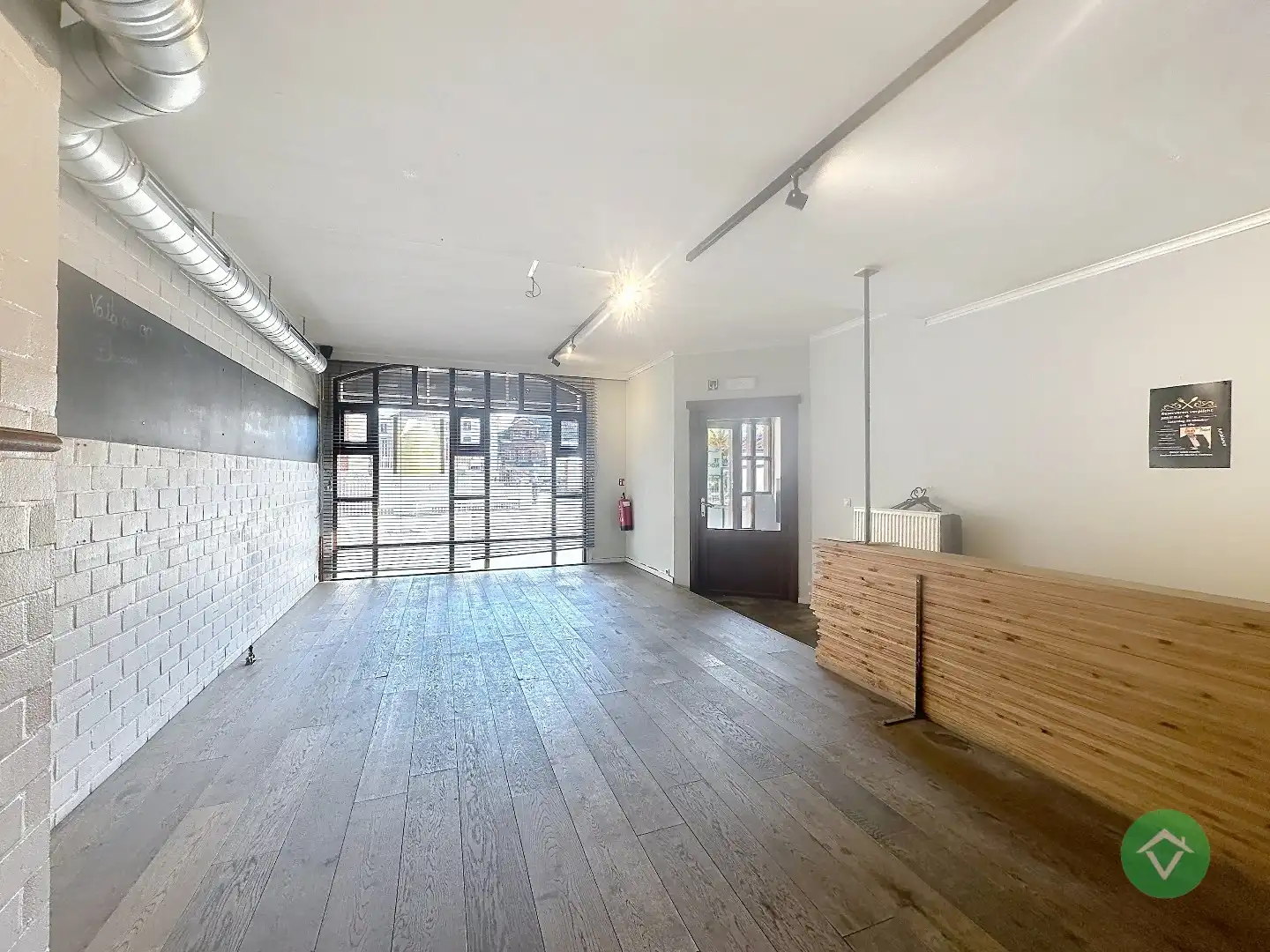 Centraal gelegen handelszaak, met tal van mogelijkheden, op de Markt van Torhout foto {{pictureIndex}}