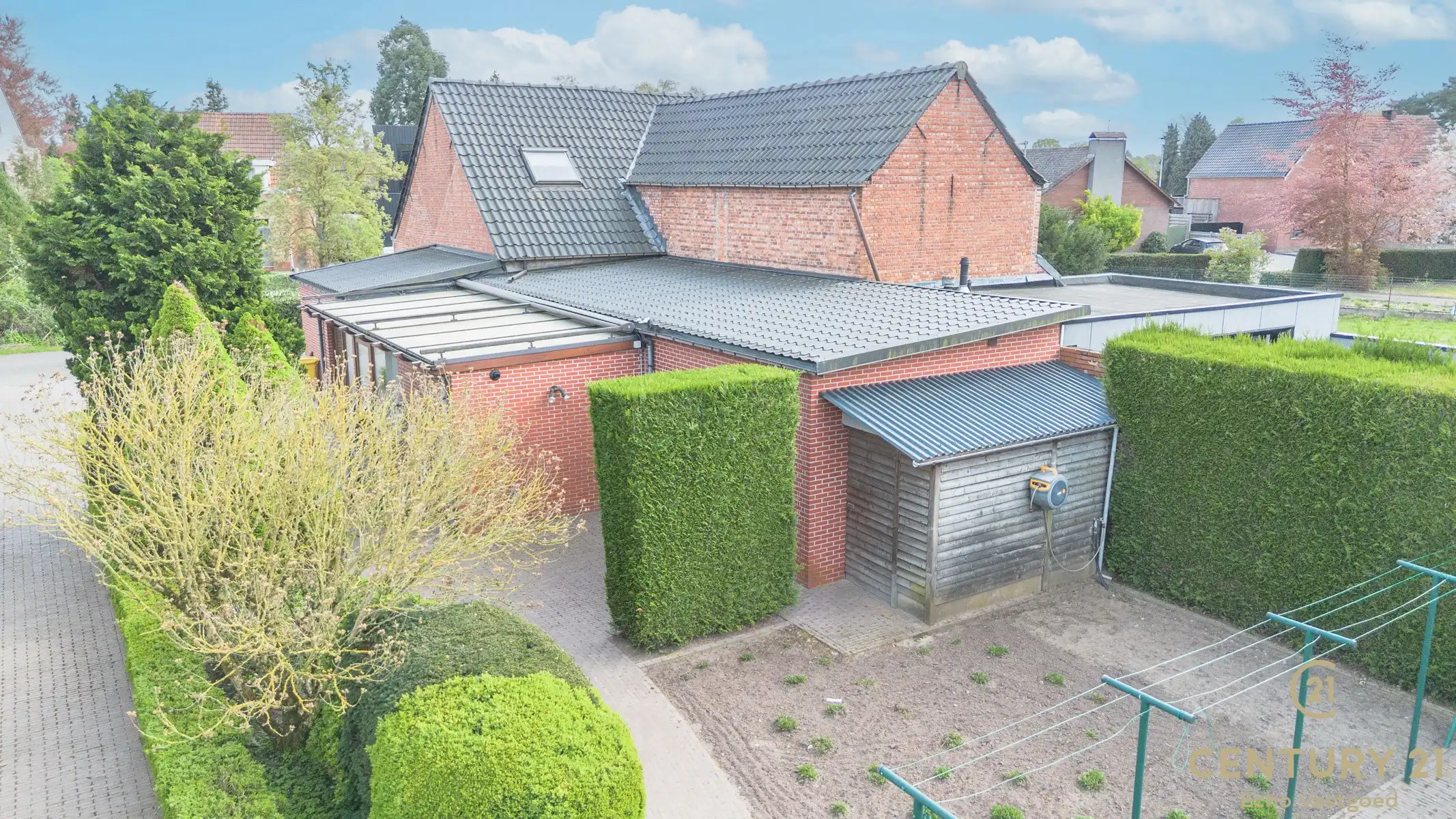 Unieke woning met magazijnen,  zwembad en conciergewoning foto 28