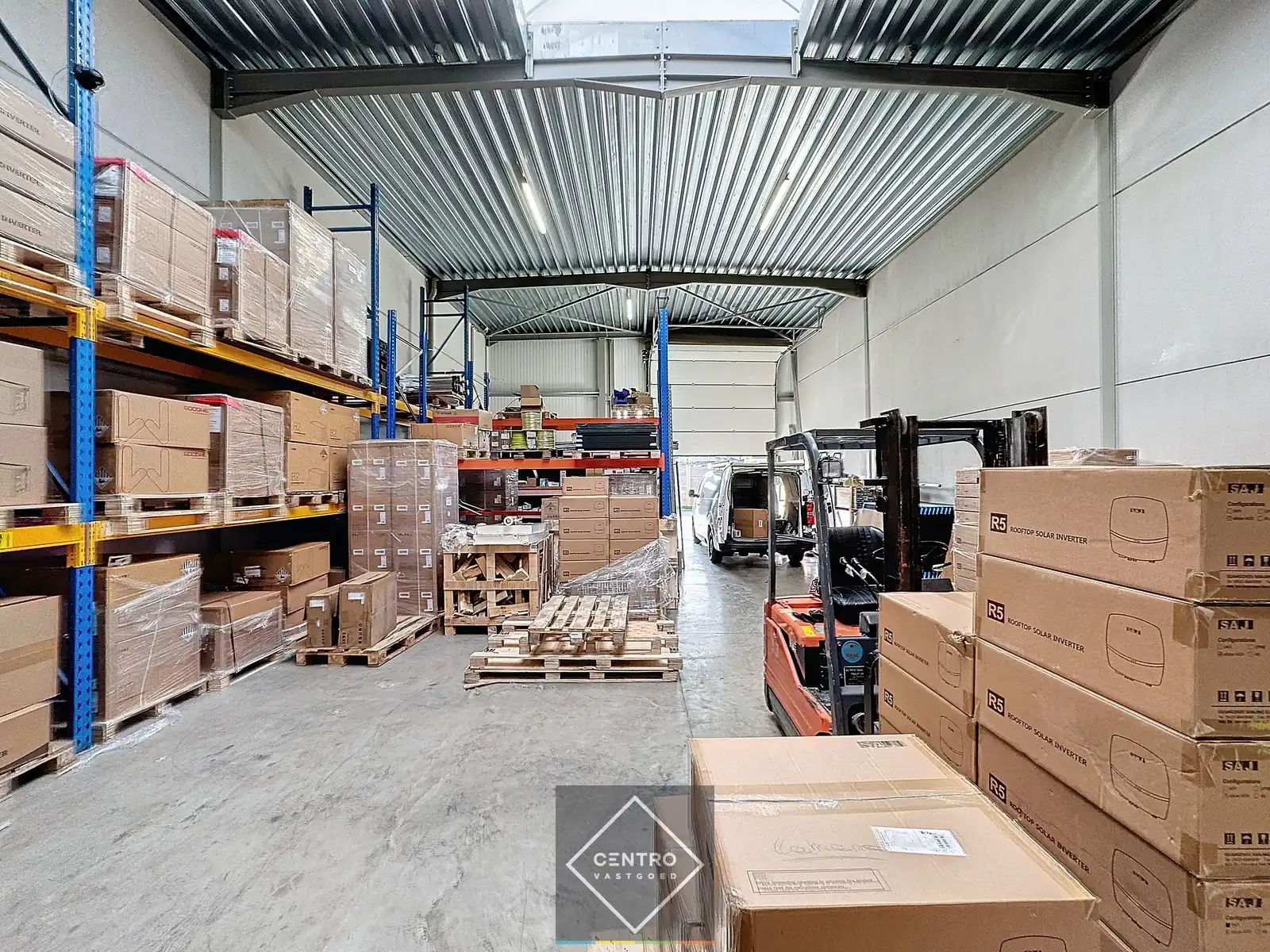 Kwalitatief en goed geïsoleerd NB MAGAZIJN (212m²) met 2 private parkeerplaatsen op ambachtelijke zone te Oostkamp (Waardamme). foto 6
