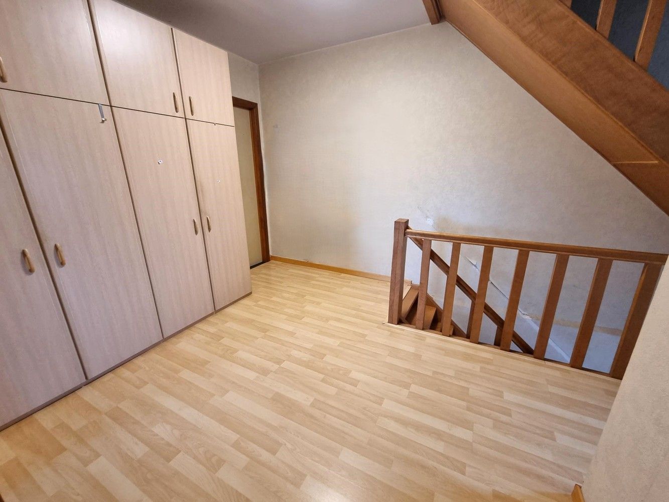 Zeer ruime woning met 6 slaapkamers, 2 woonkamers, 2 keukens, inpandige garage en groot bijgebouw. foto 13