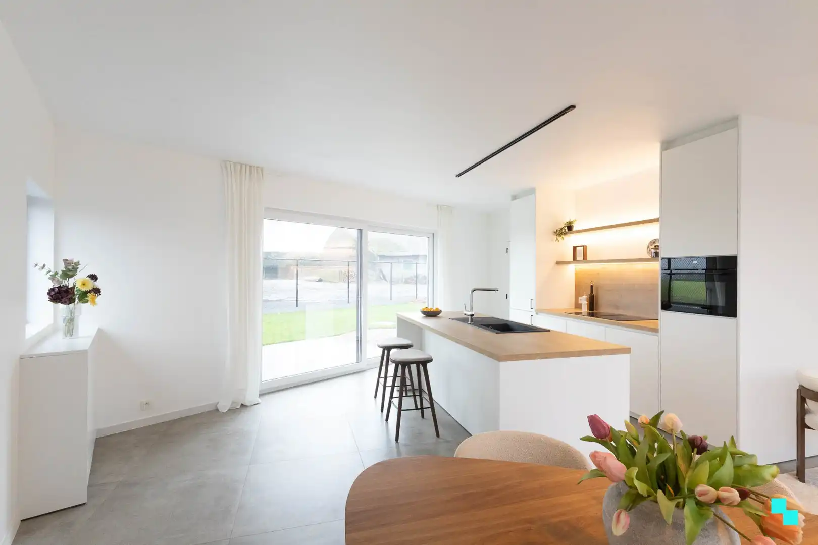 Volledig gerenoveerde woning met zicht op de velden foto 7