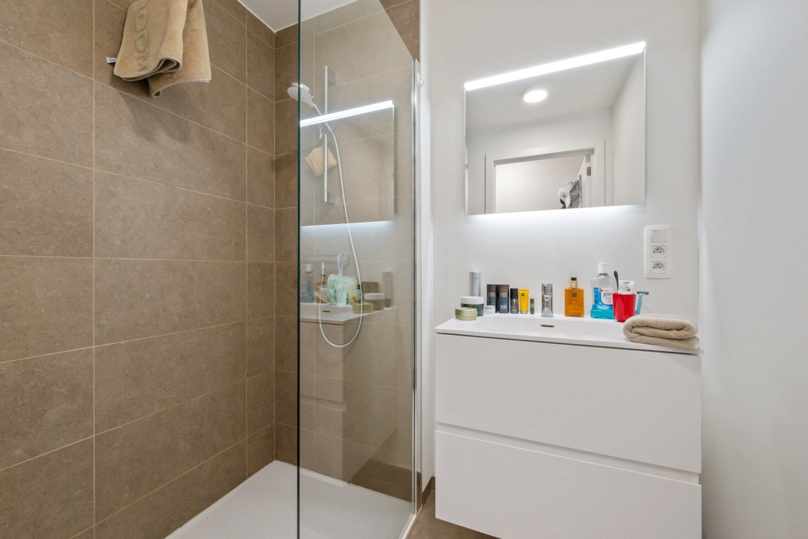 Recent appartement met groot, zonnig terras foto 9