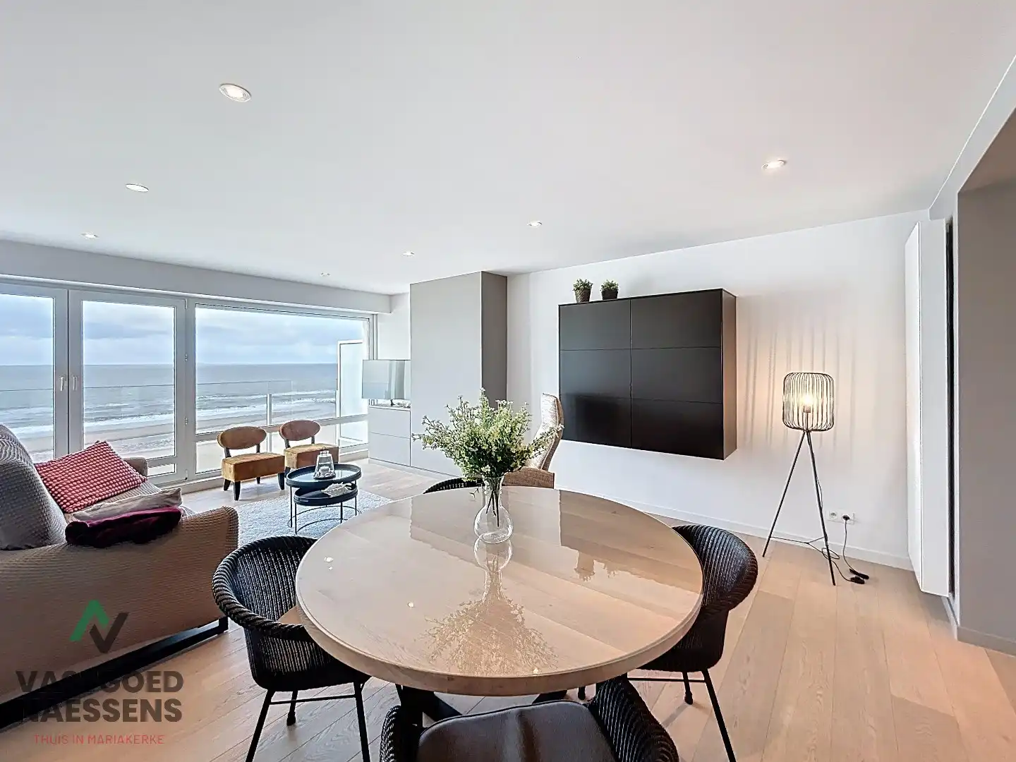 SCHITTEREND VERNIEUWD 2 SLPK APP MET TERRAS EN ZICHT OP ZEE foto 2