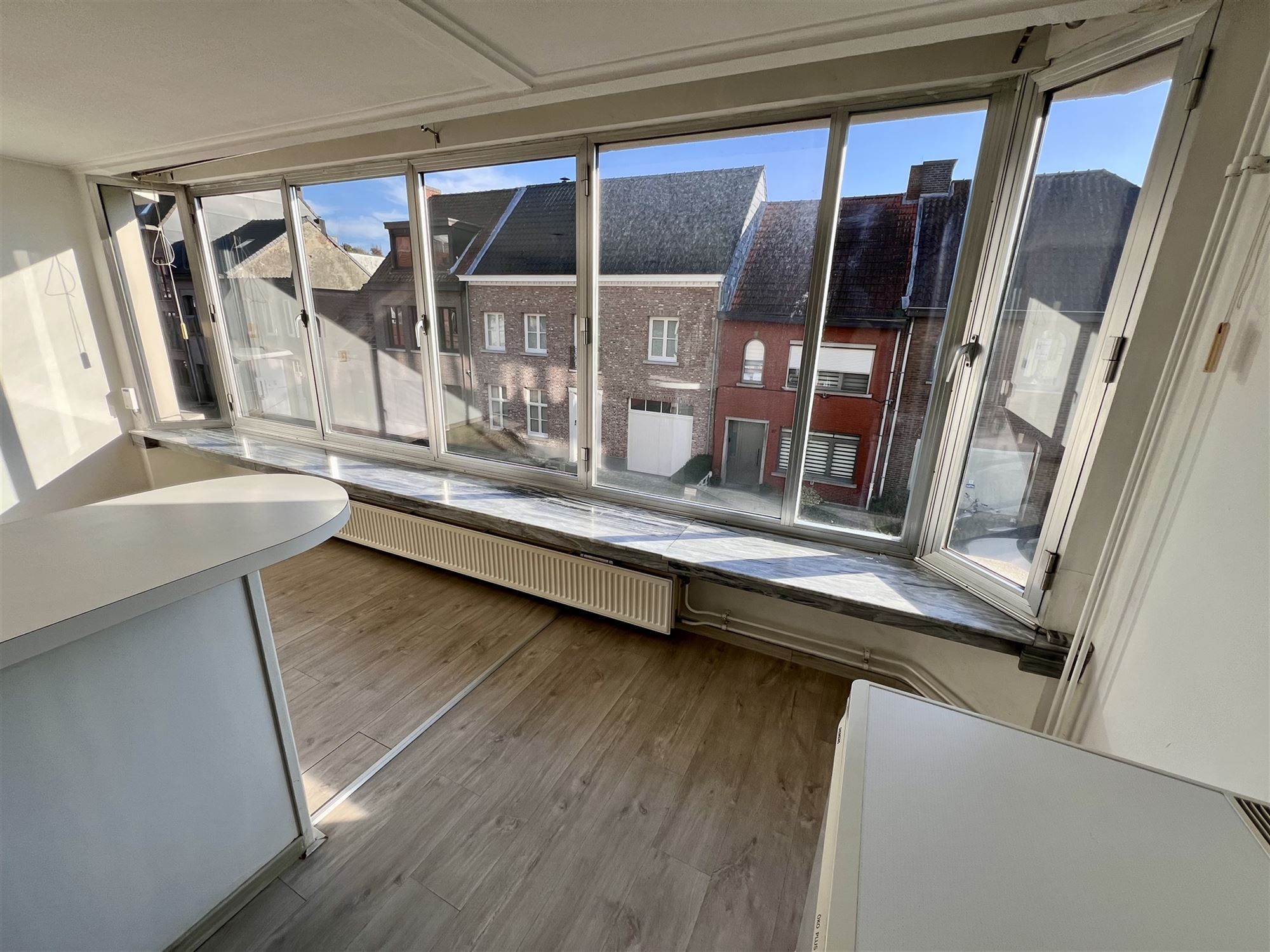 Ruim 2-slaapkamer appartement met overdekte garage. foto 8