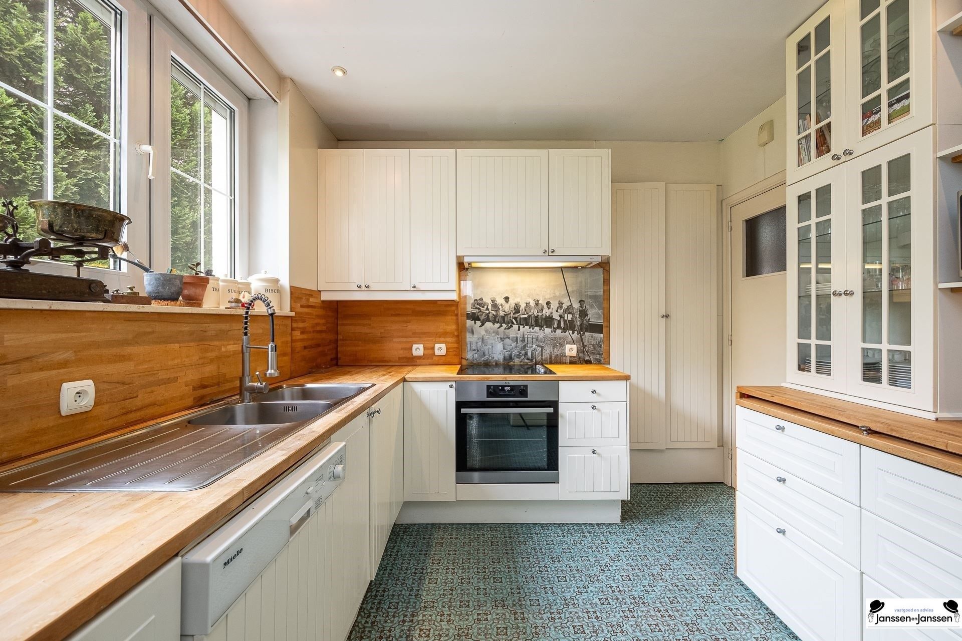 Klassieke, charmante vrijstaande villa, rustig gelegen in het geliefde Vriesdonk op ca. 1266m² foto 10