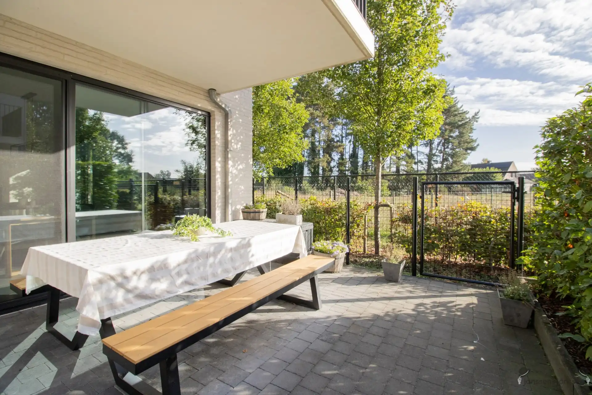 Gelijkvloers appartement met 2 slaapkamers en ruim terras foto 2