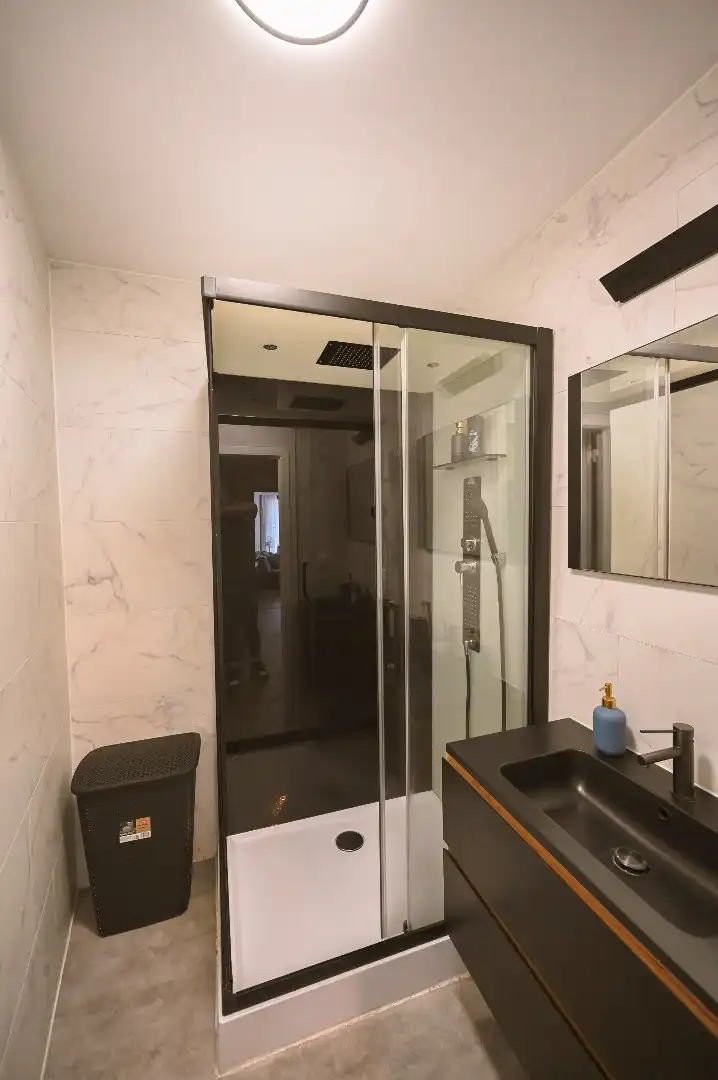 KNAP GELIJKVLOERS APPARTEMENT OP TOPLIGGING foto 13