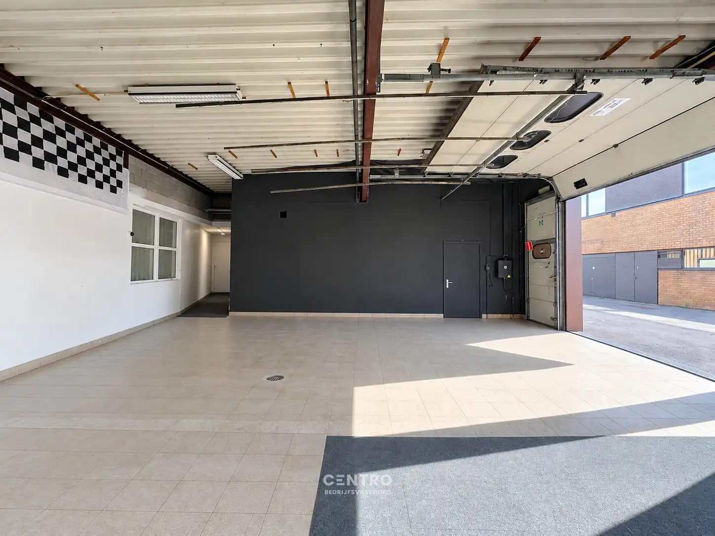 Goed gelegen LOODS/WERKPLAATS (ca.130m2) met  sectionaalpoort en 2 parkeerplaatsen te RUMBEKE. foto 6