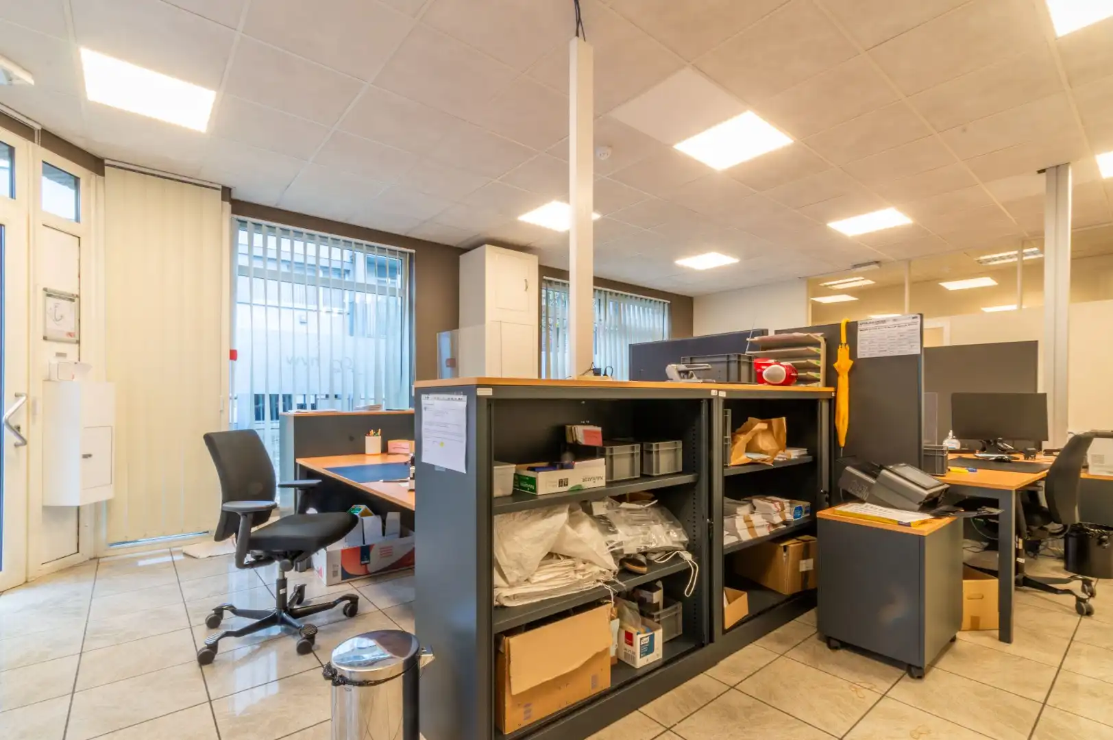 Recent en lichtrijk handels-/kantoorgelijkvloers ! (EPC: B) foto 7