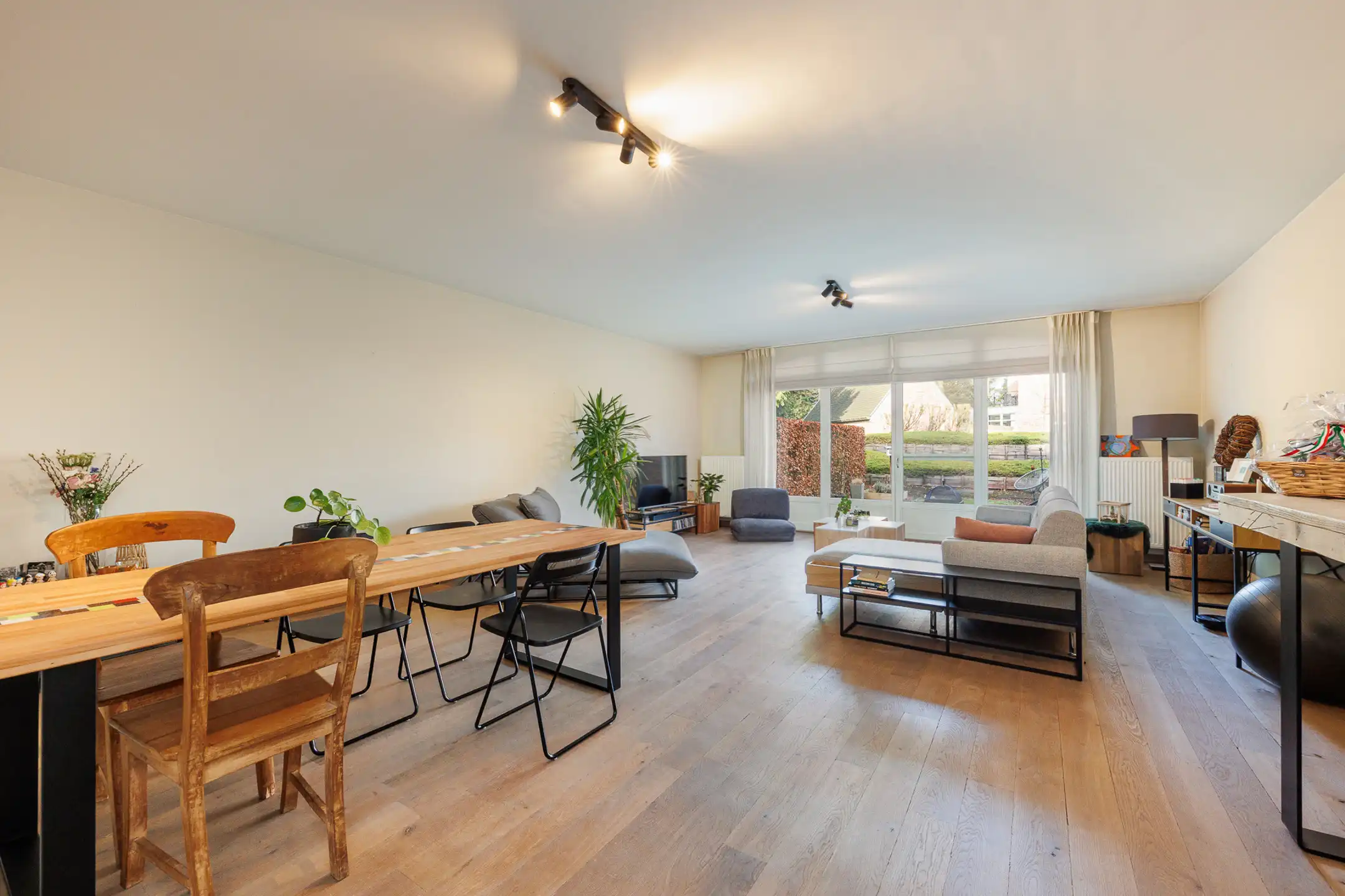 Gelijkvloers appartement met terras/tuintje te huur foto 3