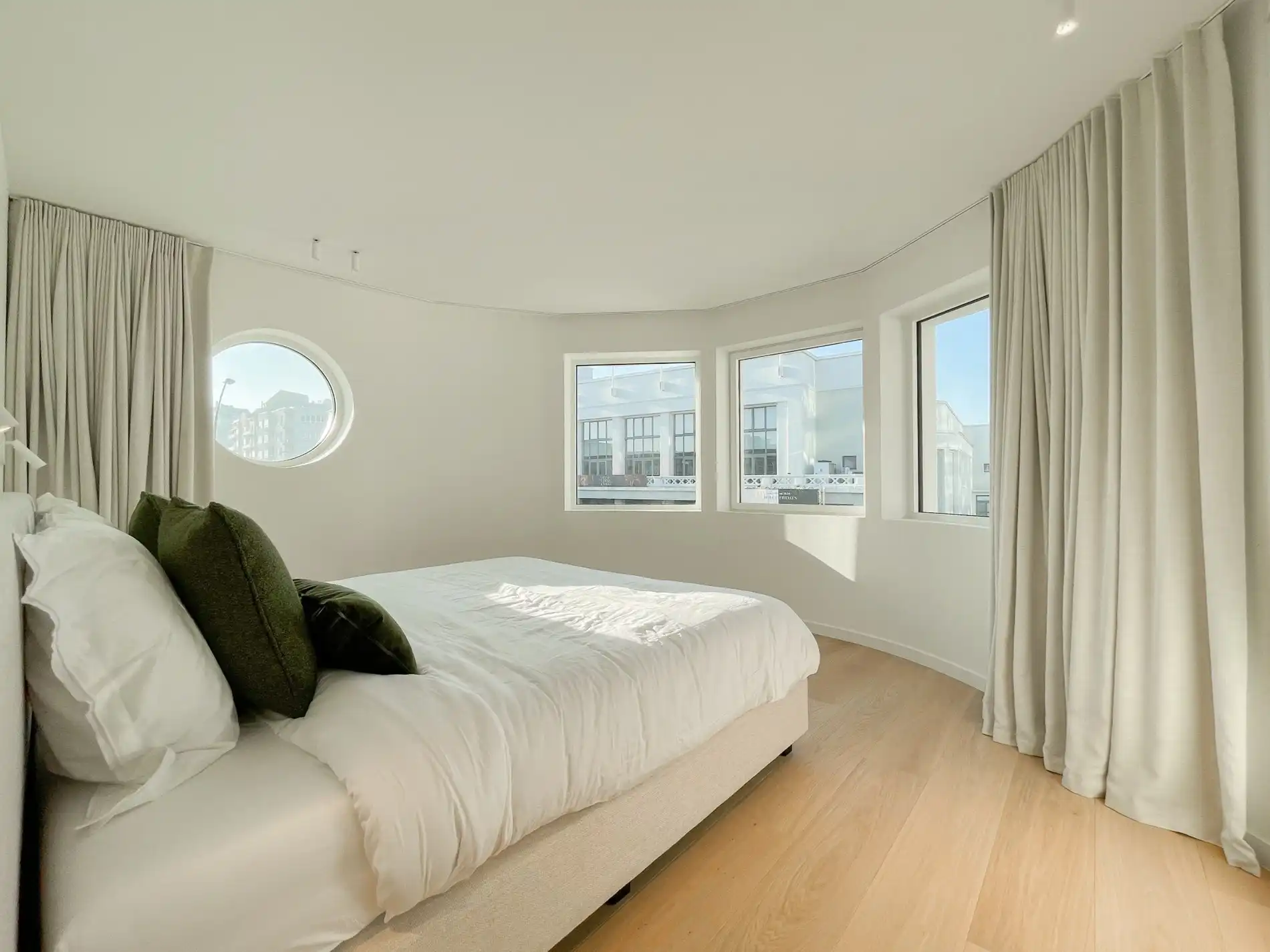 Exclusieve villa: Uitzonderlijk volledig gerenoveerde villa met frontaal zeezicht. foto 27