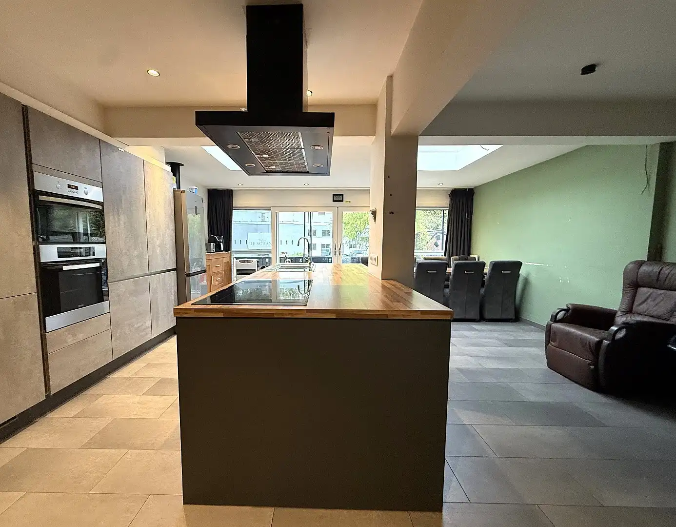 Op te frissen energievriendelijke woning met 4 slaapkamers en garage  foto 3