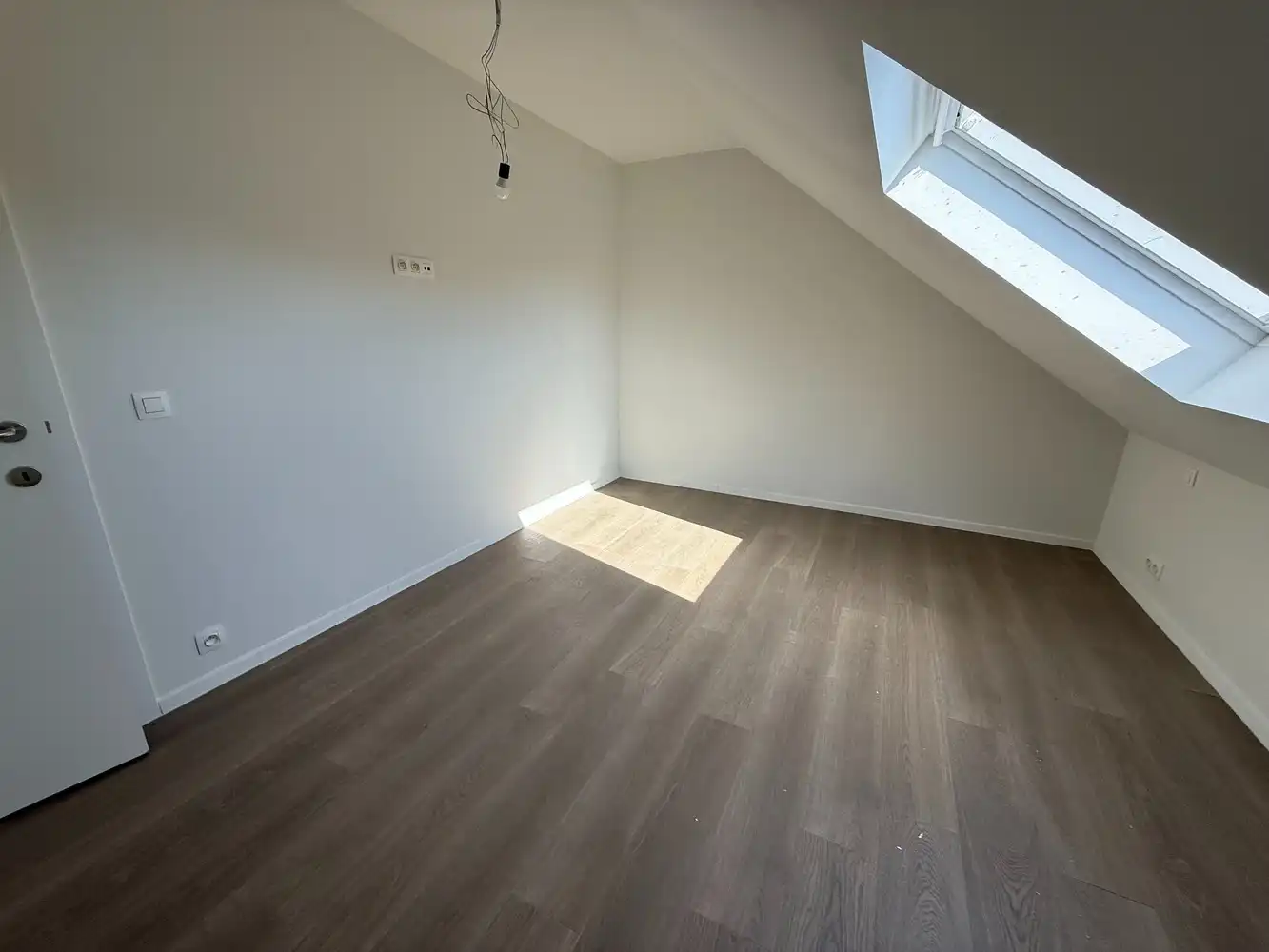 Ruim duplex nieuwbouwappartement met 2 slaapkamers én parkeerplaats! foto 6