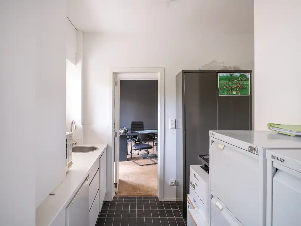 Ruim appartement of kantoorruimte met karakter, licht en een uitstekende ligging foto 5