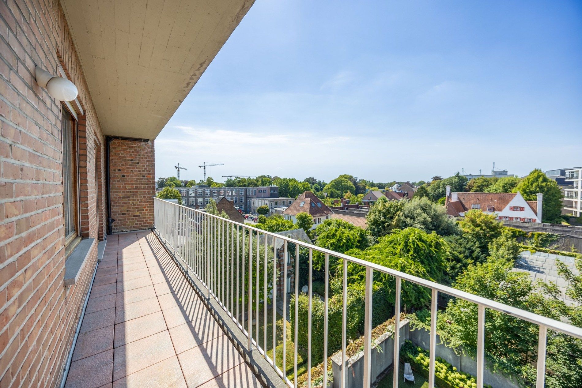 RUIM INSTAPKLAAR APPARTEMENT MET GARAGE foto 2