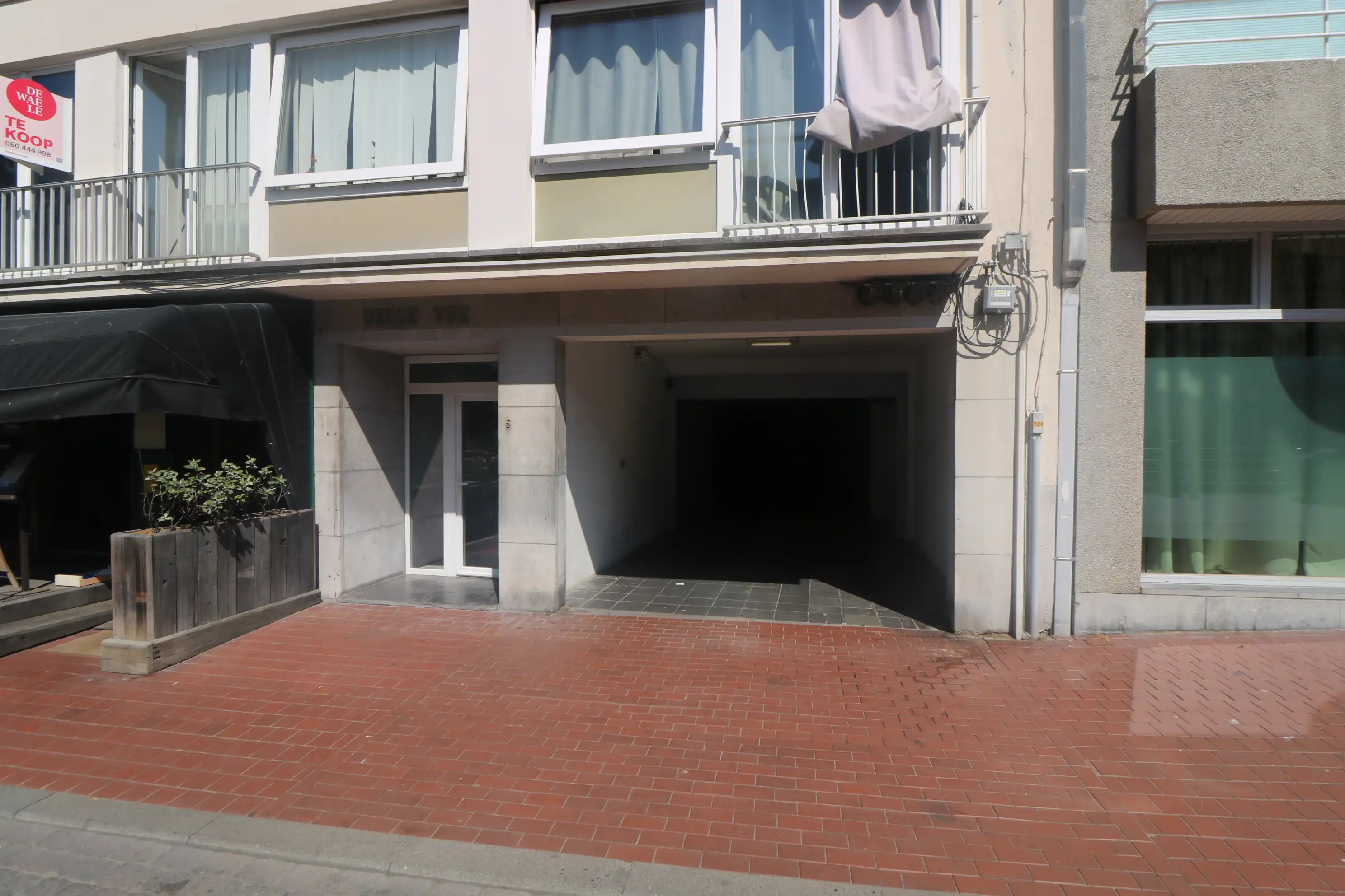 Gesloten garagebox gelegen aan de achterzijde van de Zeedijk (inrit via Graaf Jansdijk).    foto 2