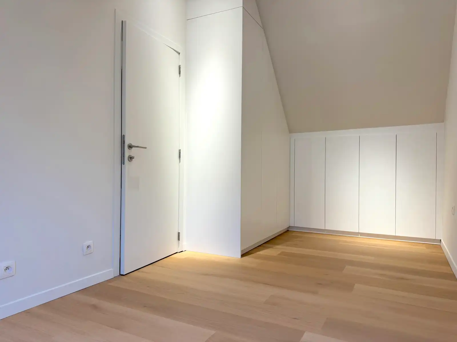 Volledig vernieuwde energiezuinige woning met garage en 3 slpk! foto 12