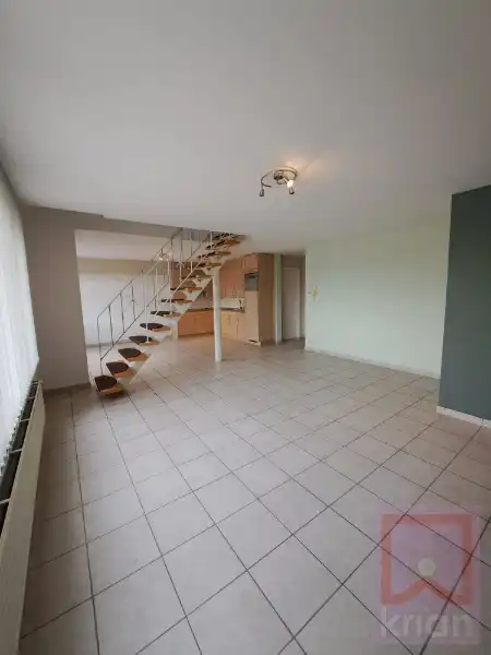 Ruim duplexapp met 3 slaapkamers, 2 auto staanplaatsen en tuin. foto 8