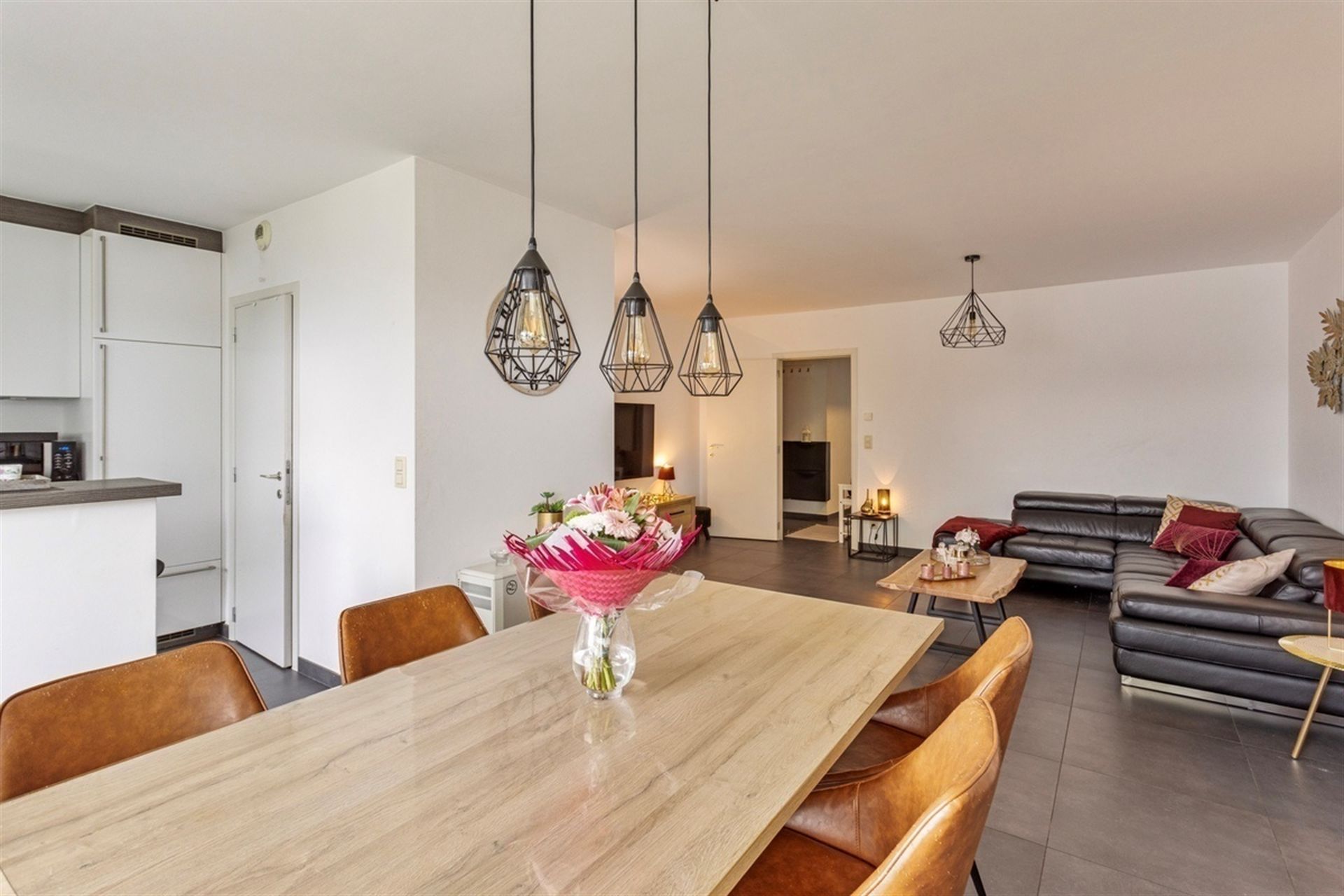 Schitterende hedendaagse appartement te koop. foto {{pictureIndex}}