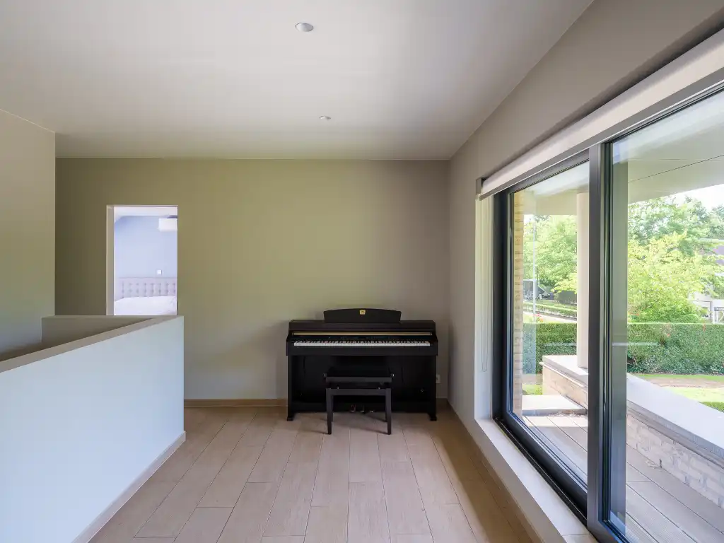 Imposante villa (BJ 2015) met onder meer een buitenzwembad en een sfeervol ingericht bijgebouw met sauna foto 19