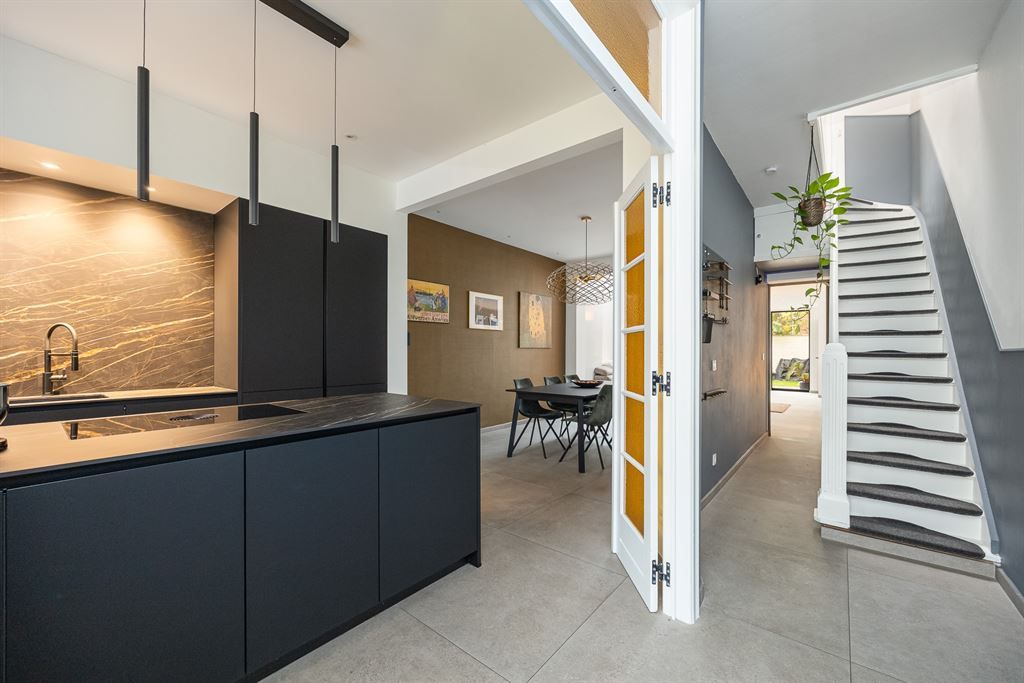 Gerenoveerde woning met zonnige tuin op toplocatie foto 2