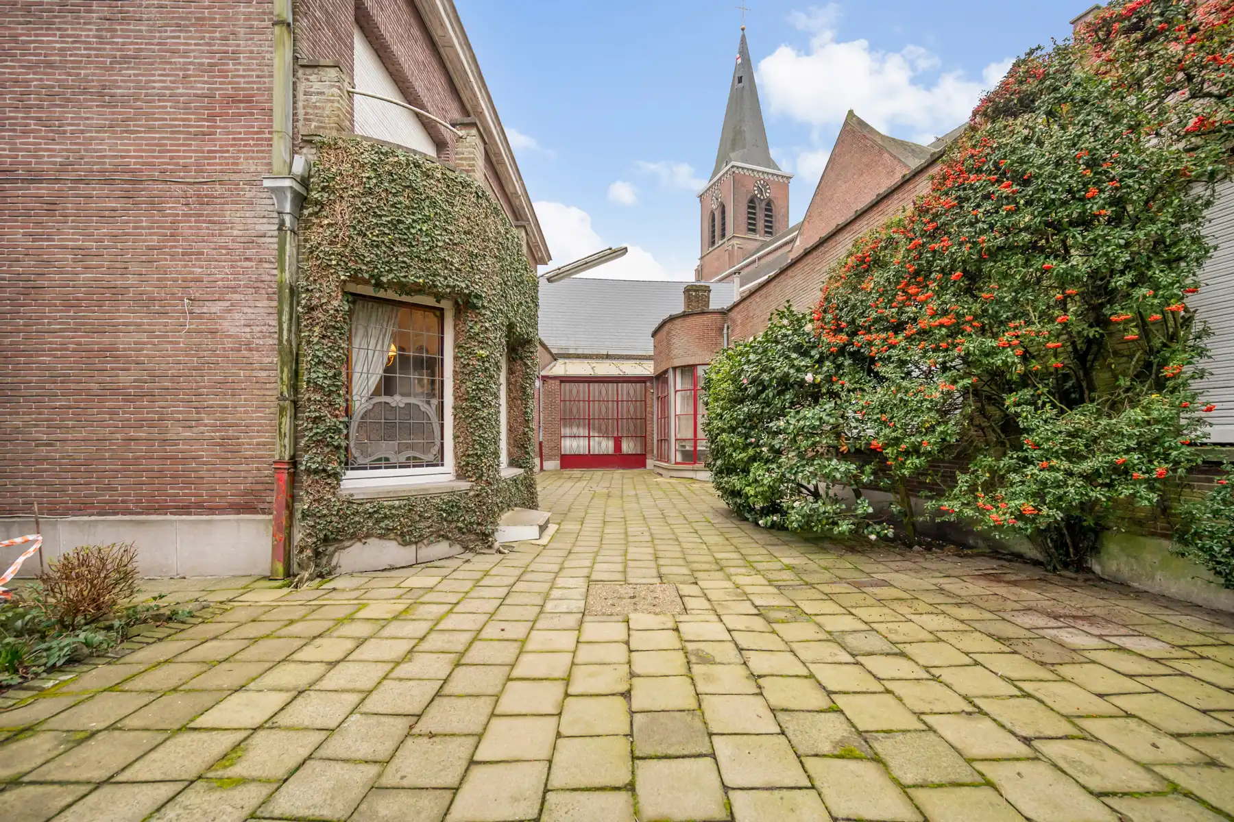 Imposante herenwoning met loods in hartje Overmere  foto 7