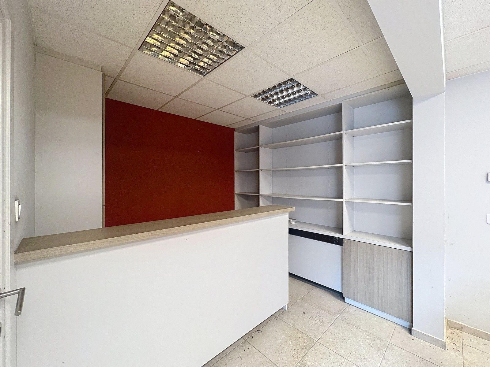 Ruime gezinswoning met garage + magazijn van 260m² en zonnige tuin in hartje Izegem. foto 23