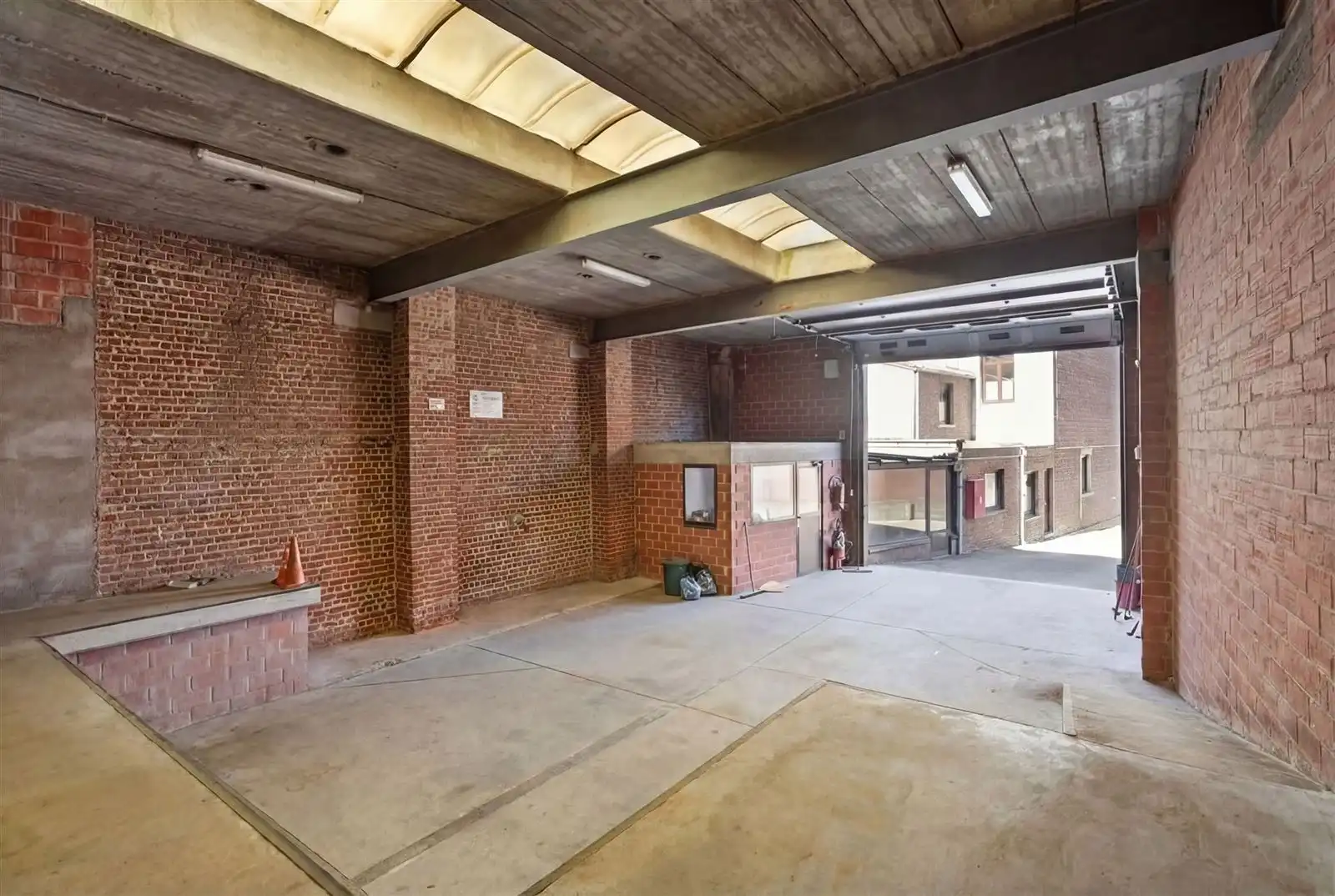 Woning met grote atelier(+/-205m²) te centrum Dworp foto 4