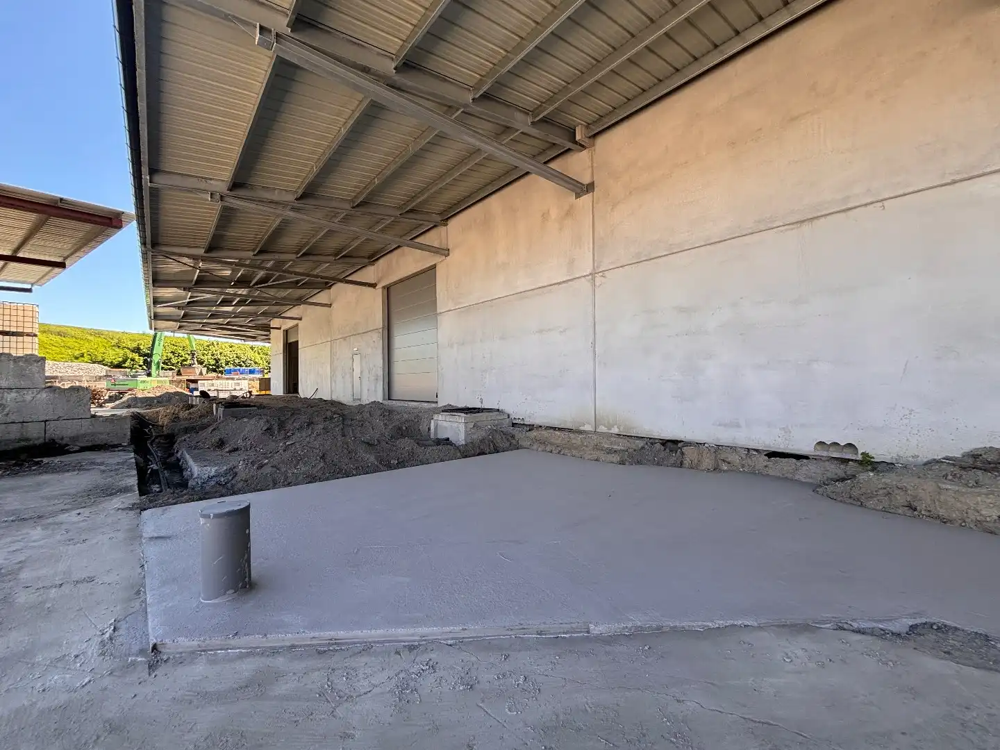 Logistieke bedrijfshal - 2765 m² - met 350 m² kantoren. Superligging! foto 2