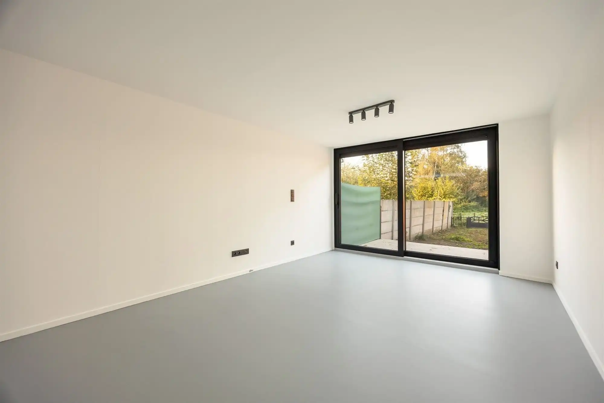 Gerenoveerde woning met drie slaapkamers en tuin foto 7