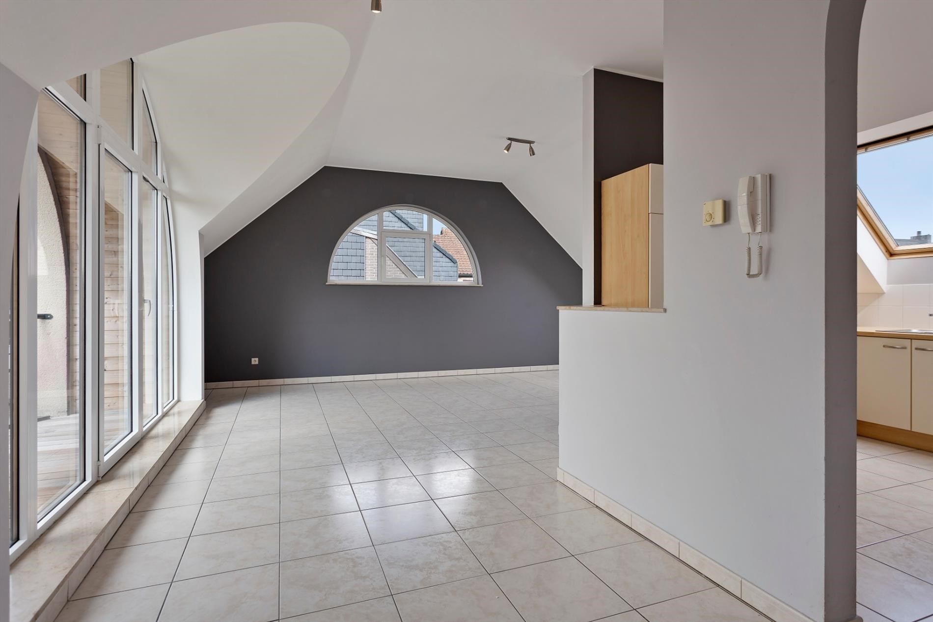 Aangenaam en luchtig appartement met 1 slaapkamer, terras & autostandplaats in ondergrondse garage in hartje Hoeselt foto 8