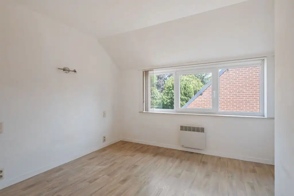 Recente woning met 2 slaapkamers, koer en privatieve parkeerplaats in het centrum van Celles! foto 10