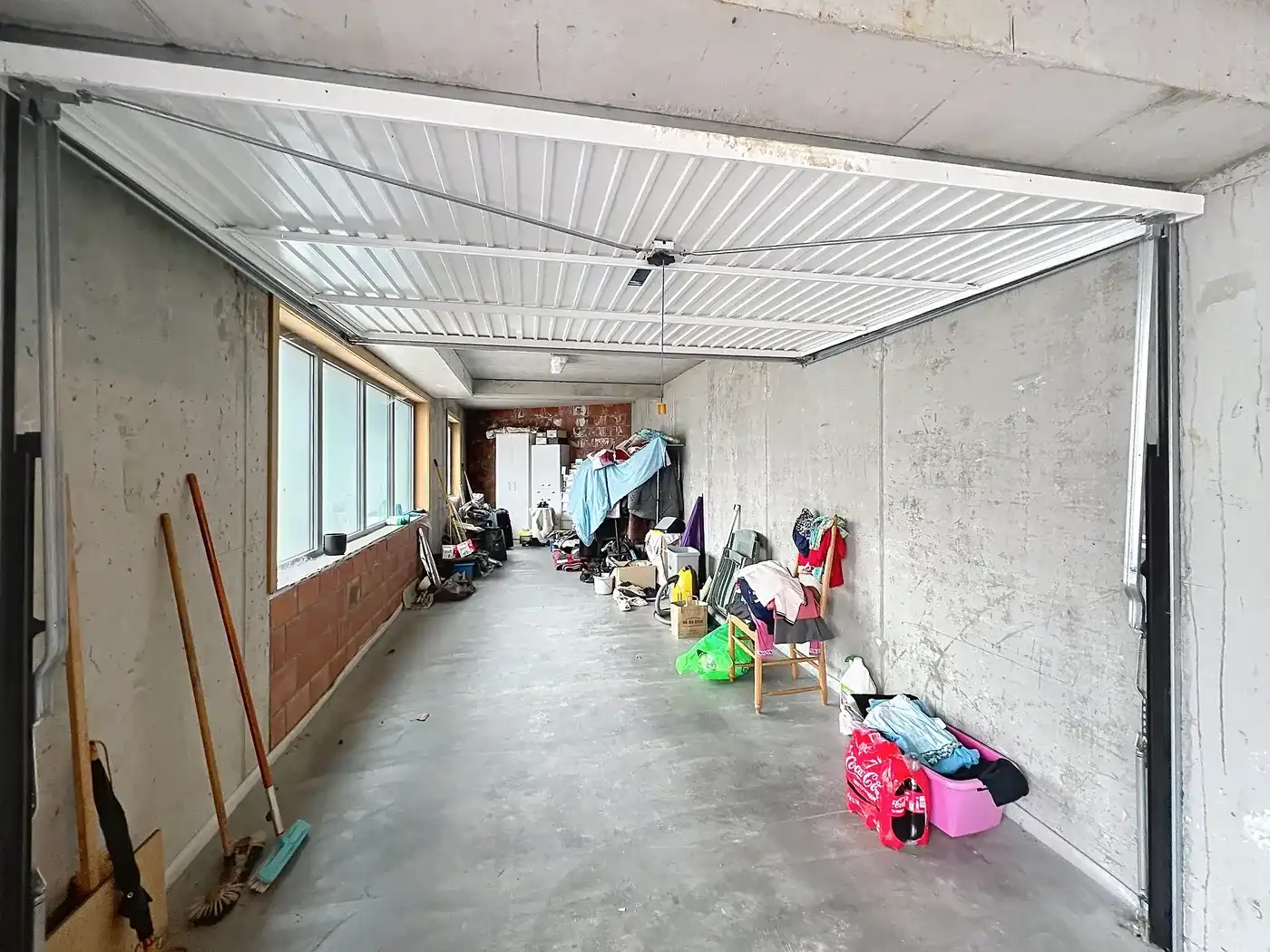 Zeer ruime VERHUURDE inpandige garagebox ( 27m2 ) foto 2