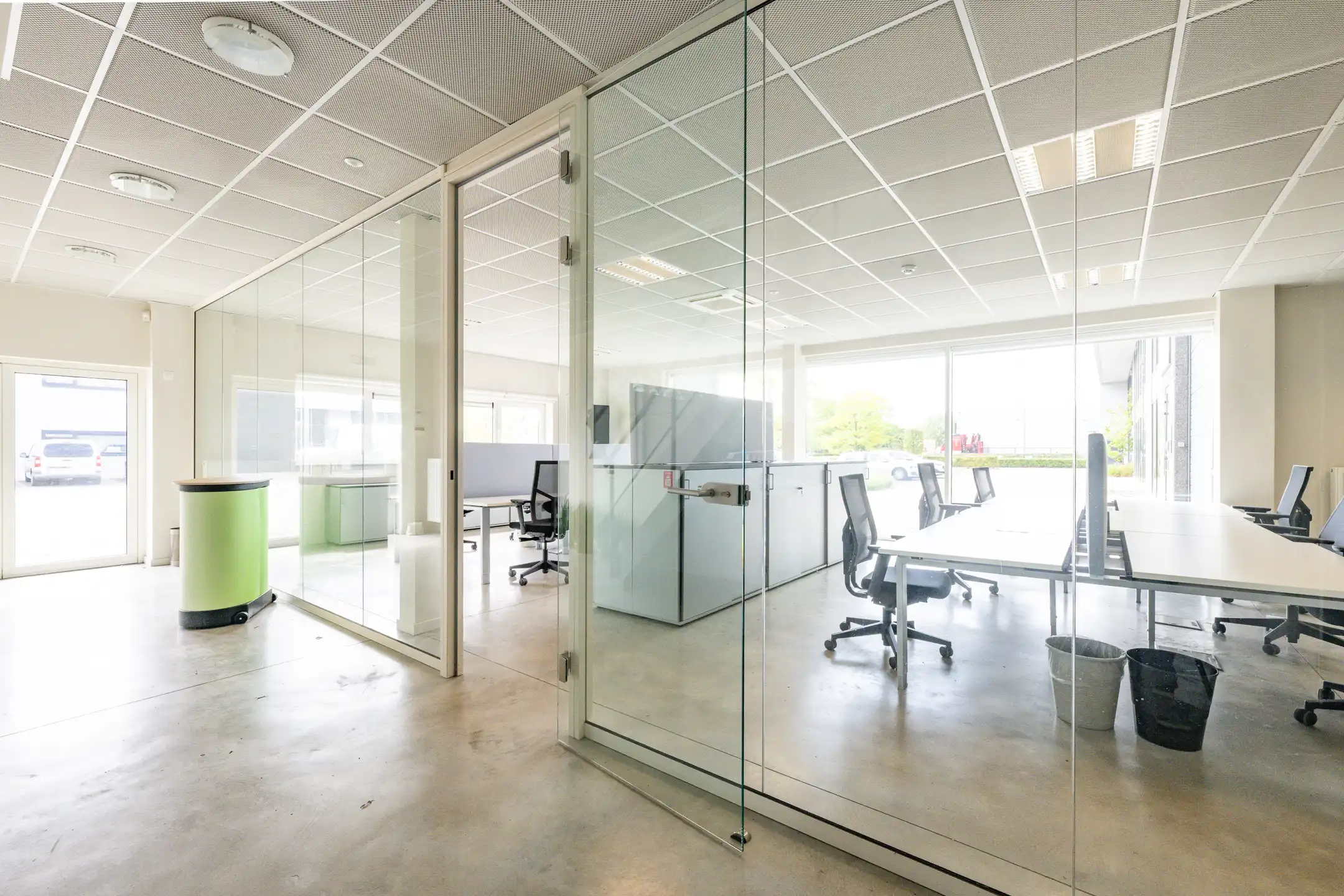 TE HUUR Magazijn + kantoor foto 5