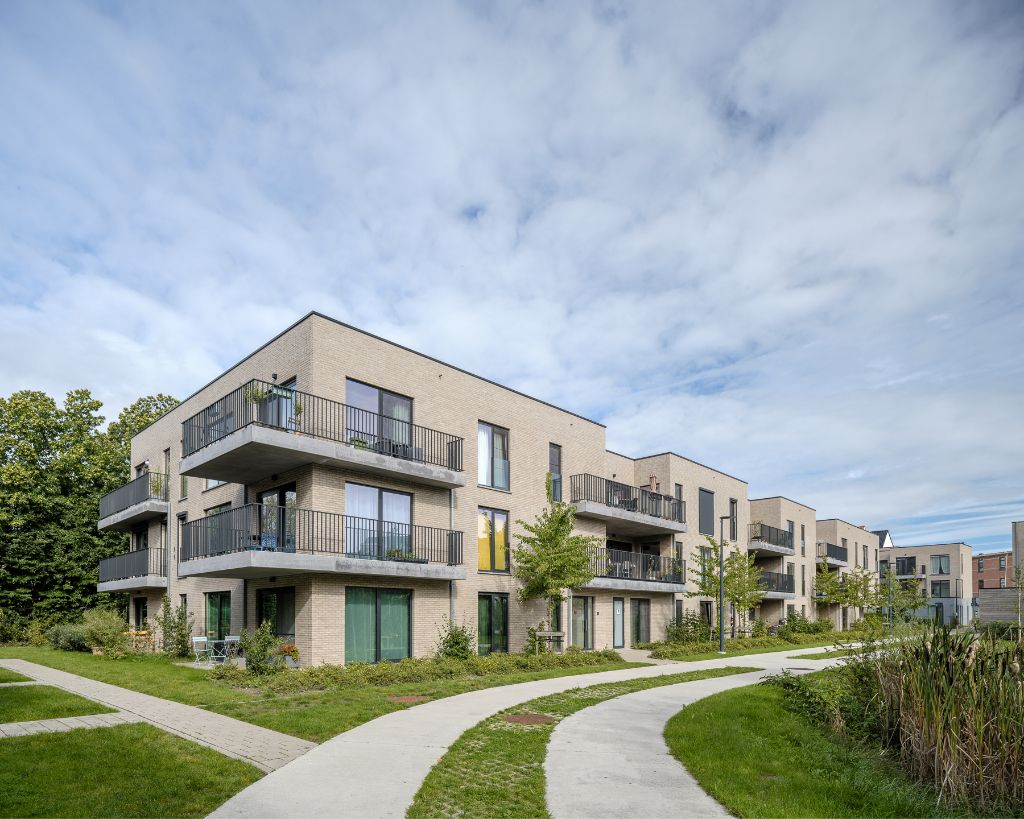 Energiezuinig gelijkvloers appartement met aangename buitenruimte en 2 slaapkamers. foto {{pictureIndex}}