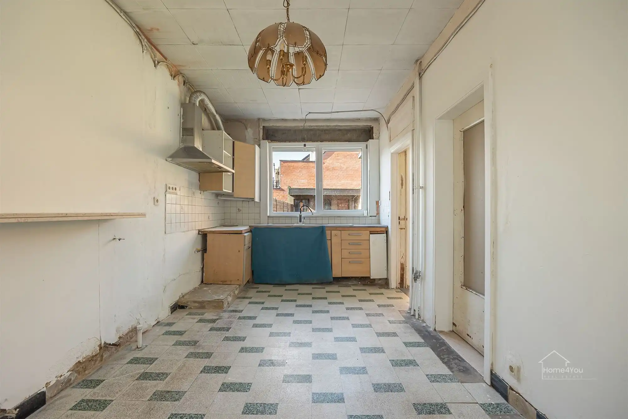 Op te frissen woning met zéér ruime extra zolder foto 6