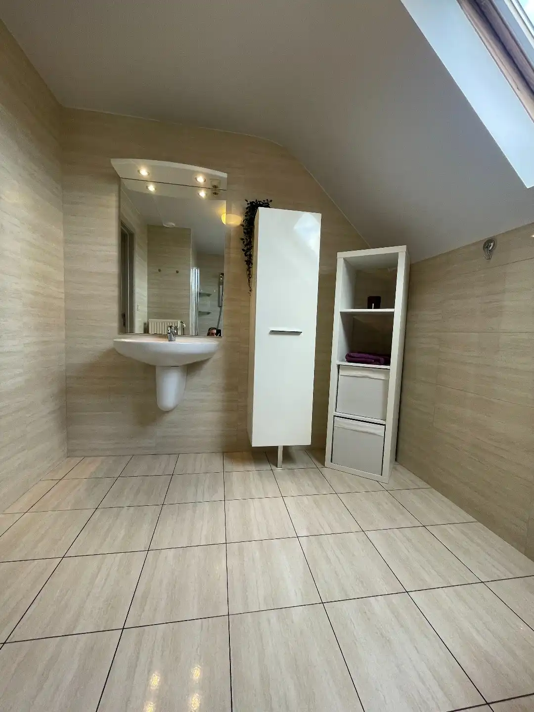 Verzorgde bel-etagewoning met 3 slpk, terras, patio  en garage nabij het centrum van As. foto 32