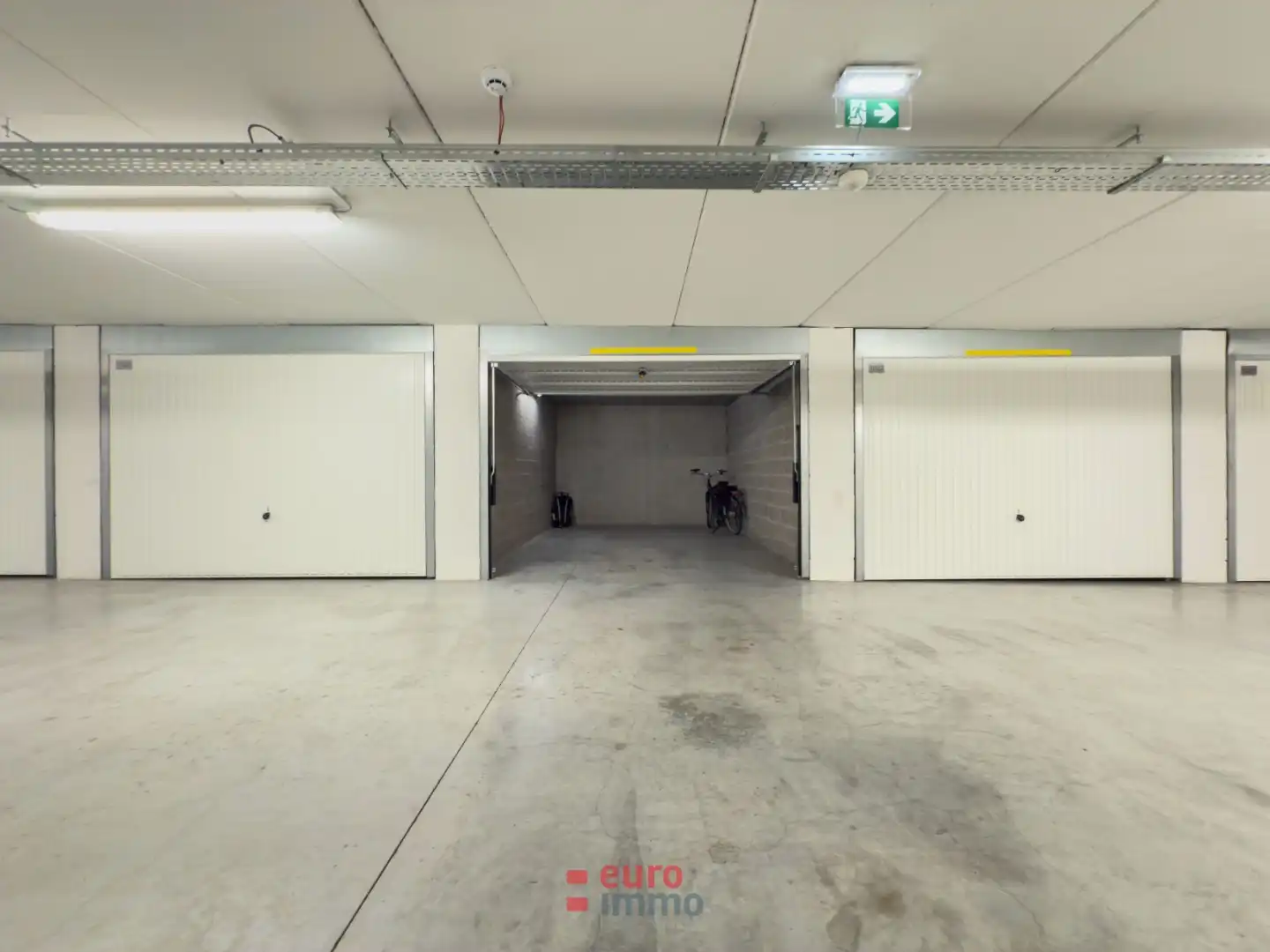 Zéér brede garage op centrale ligging in Nieuwpoort foto 2