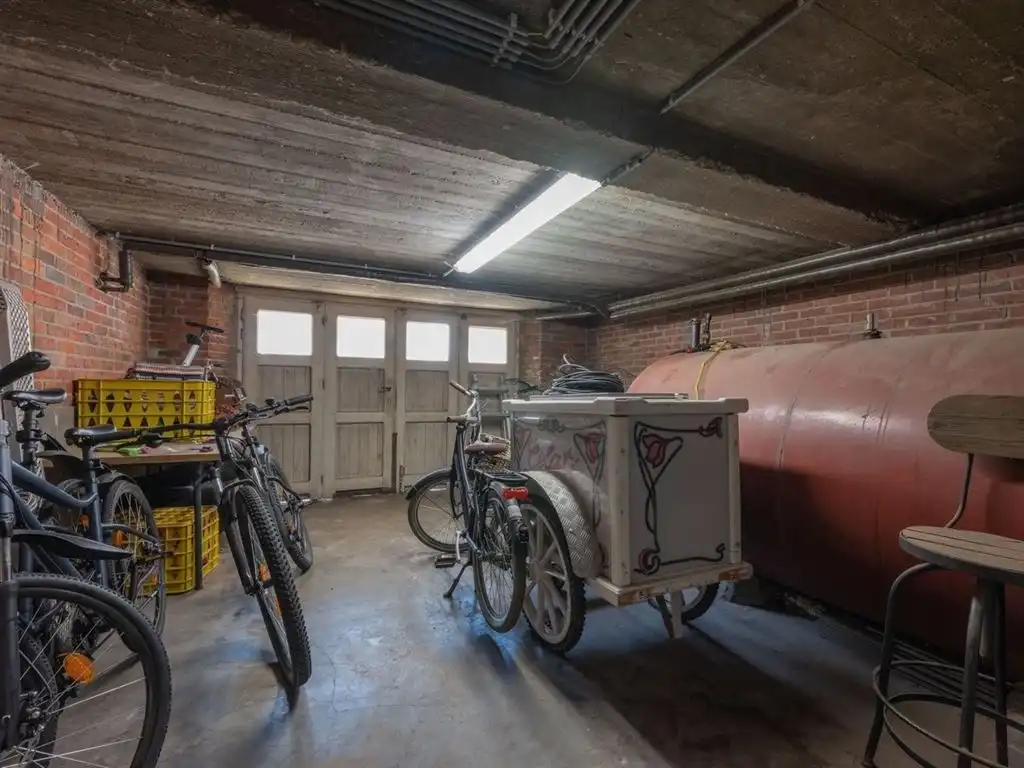 Charmante woning in gesloten bebouwing met ruim terras, tuin en bijhorende carport, volledig onderkelderd met inpandige garage, in het centrum foto 29