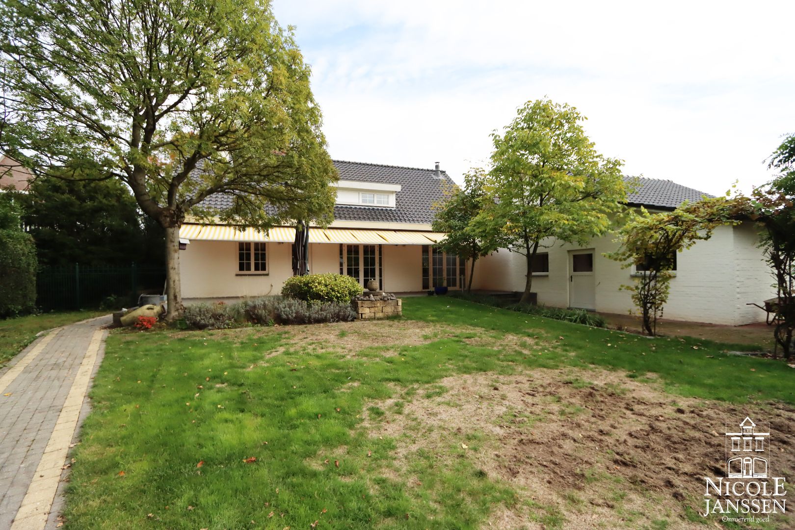 Zeer ruime gezinswoning met vier slaapkamers, inpandige garage en mooie tuin foto 30