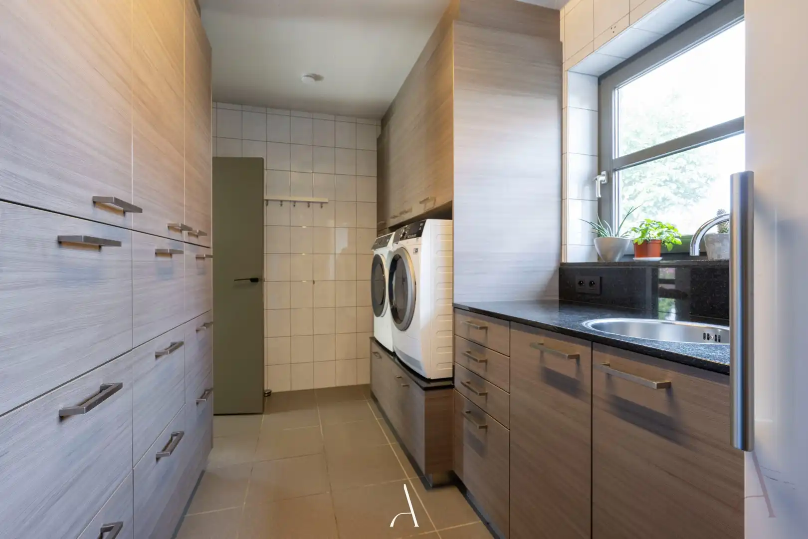Ruime en energiezuinige villa met 4 slaapkamers op 763 m² in Molenbeersel foto 11