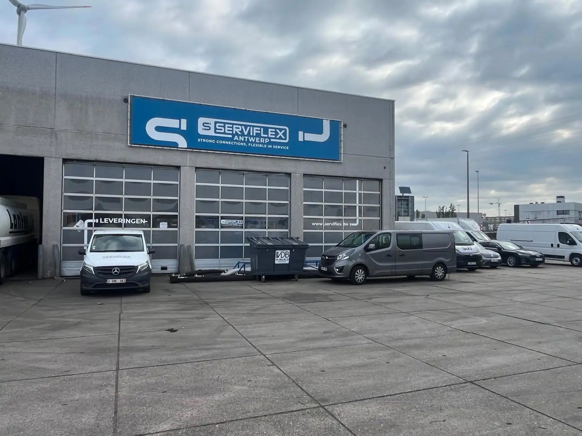 Haven-Antwerpen: magazijn met 3 poorten en moderne kantoorruimte foto 12