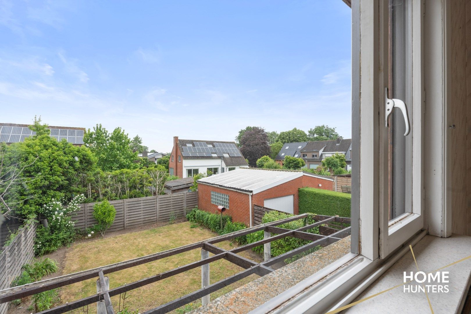 Te renoveren halfopen woning met 4 slaapkamers, 2 garages en veel potentieel te Ieper foto 19