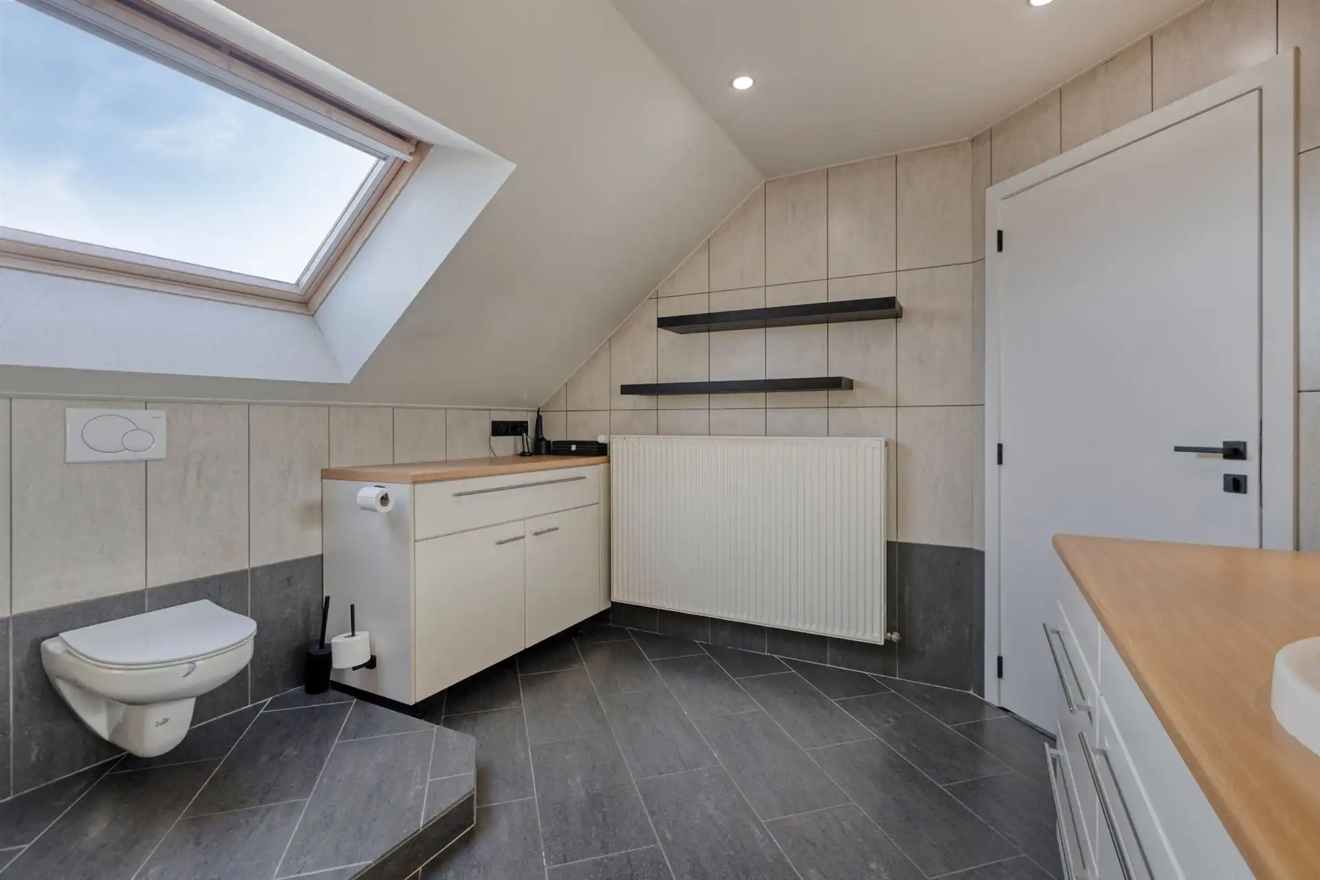 Gerenoveerde en energiezuinige woning met hoogwaardige afwerking in een rustige woonwijk te Wiemesmeer foto 25